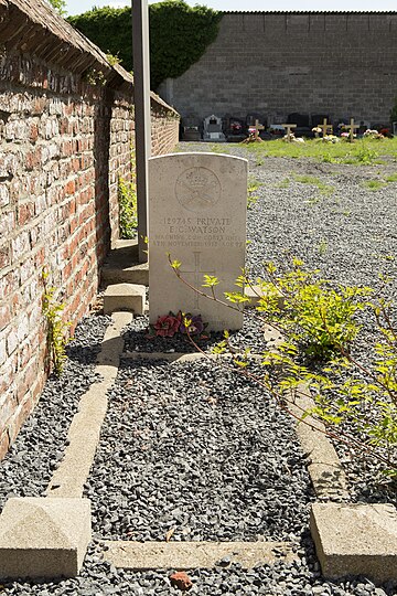 Bestand:Wez-Velvain_(Velvain)_Churchyard_-2.jpg