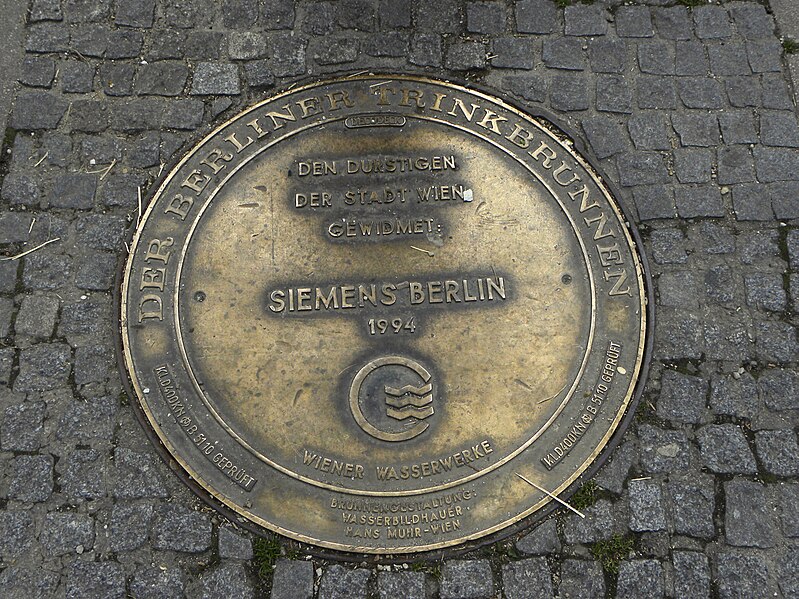 File:Wien 15 - Wasserwelt - Berliner Trinkbrunnen - Kanaldeckel mit Inschrift.jpg