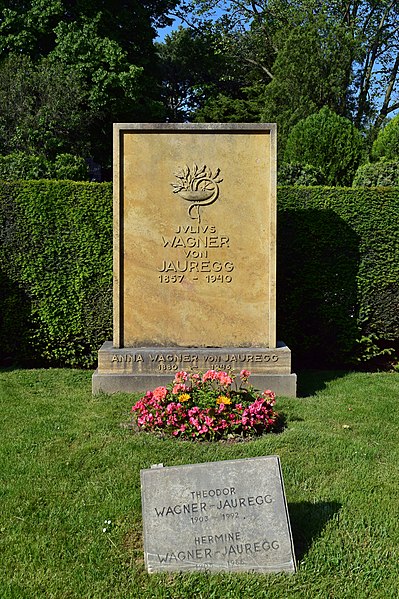 File:Wiener Zentralfriedhof - Gruppe 32 C - Grab von Julius Wagner-Jauregg.jpg