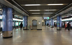 Платформа станции Чжунгуаньцунь 20131130.jpg