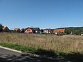 Čeština: Nové domy ve směru Nové Vsi v Čížové. Okres Písek, Česká republika. English: New housing in direction of Nová Ves village in Čížová village, Písek District, Czech Republic.