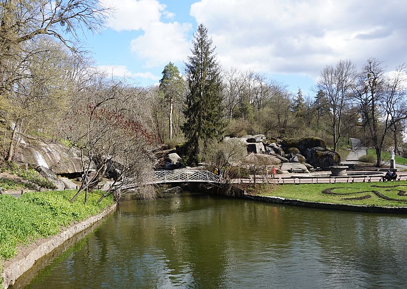 File:Залізничний місток, який веде на площу зборів Феаків. (метал.).jpg