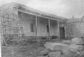 Trineos de montaña cerca de un edificio residencial en el pueblo de Ikhoroy.jpg