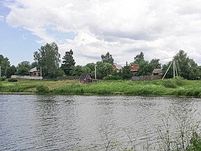 Деревня Плужково и безымянная протока реки Лопсня