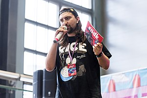 Сыендук на презентации стикербука на фестивале «Бигфест». 2018 год