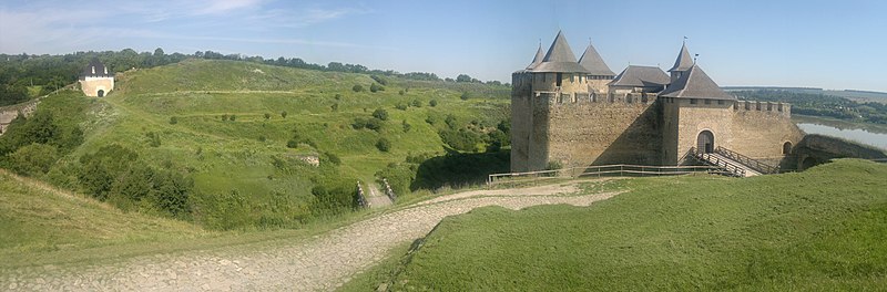 File:Хотинська фортеця за доріжка до неї.jpg