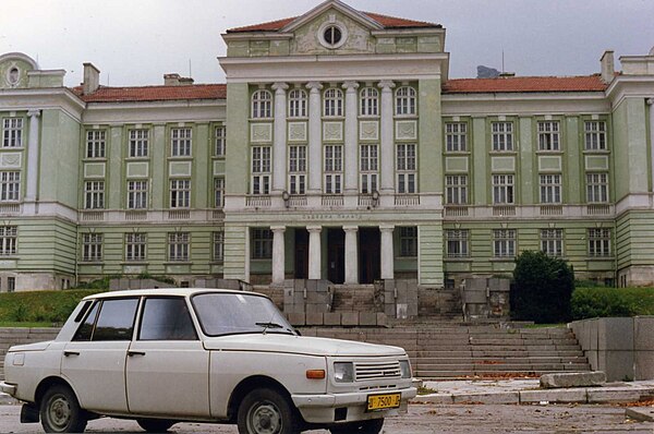 Image: Шумен , България OKT 1993 Shumen, Bulgaria. Wartburg auto, Oct 1993   Flickr   sludgegulper
