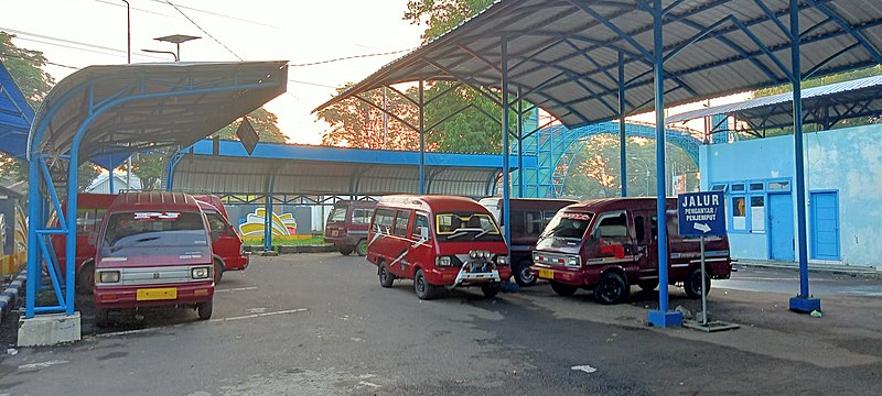 File:07 Shelter angkutan kota Terminal Minak Koncar (1).jpg