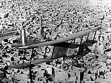 Eine Westland Wapiti der RAF am 11. März 1932 über dem Minarett und der Großen Moschee des an-Nuri in Mosul
