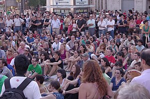 Español: El movimiento 15-M debate en la Puert...