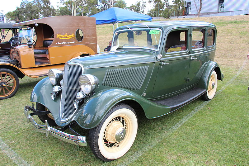 File:1933 Ford Model 18 Sedan (12738623485).jpg