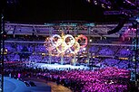 Feuerwerk in Form der olympischen Ringe während der Eröffnungsfeier im Turiner Olympiastadion