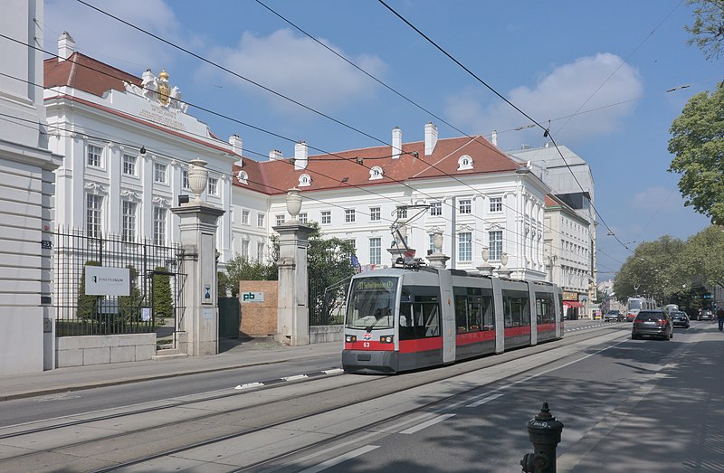 File:2017-05-06 AT Wien 09 Alsergrund, Währinger Straße, Josephinum, A1 63 Linie 37 (51233519497).jpg