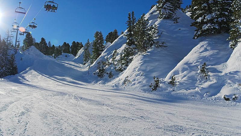 File:2017.01.20.-21-Paradiski-La Plagne-Piste unter Lift Colorado--Piste aufwaerts.jpg