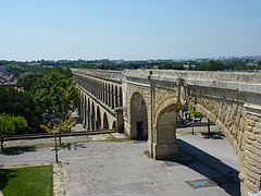 L'aqueduc Saint-Clément vu de la promenade du Peyrou.