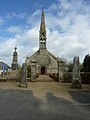 L'église paroissiale Saint-Jean et le monument aux morts.