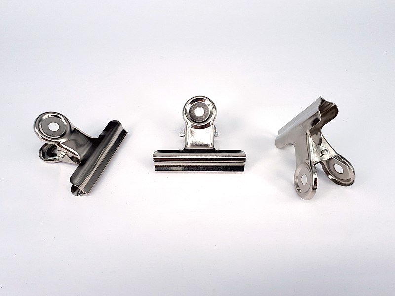 File:3 x Office stainless steel clamp 2017 A.jpg