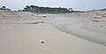 L'émissaire du Loc'h Ven trouant le cordon dunaire de la plage de Pendruc.