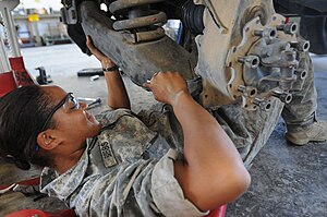 HMMWV está equipado con engranajes reductores de rueda y frenos de disco ventilados en todas las ruedas