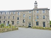 La façade avant de l'ancien couvent des Ursulines (actuels office du tourisme et musée du Léon).