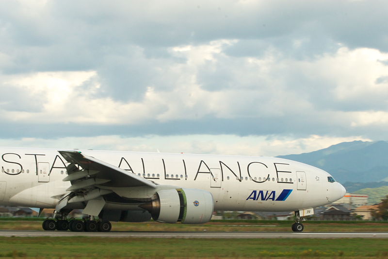 File:ANA B777-281(JA711A) landing @MYJ RJOM (2063040138).jpg