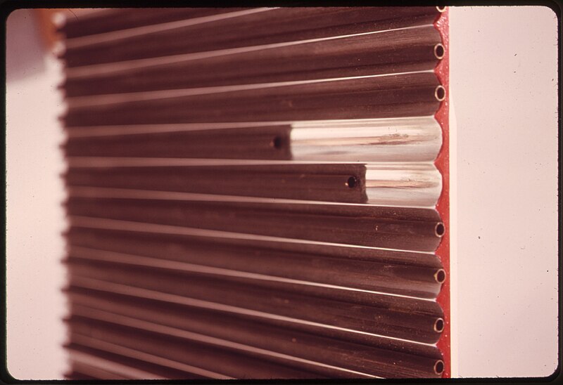 File:A MODEL OF THE CUST-SHAPED SOLAR HEATING PANEL TO BE BUILT AND TESTED BY THE ADEN MEINEL FAMILY NEAR TUCSON, ARIZONA... - NARA - 555345.jpg