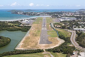 De landingsbaan op de luchthaven Magenta (IATA: GEA, ICAO: NWWM)