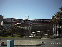 Terminal dell'Aeroporto di Genova-Sestri visto dal parcheggio con l'esposizione adiacente dell'aereo