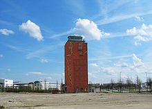 Der nach Abriss der Terminal­gebäude freistehende Tower im Jahr 2006