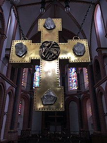 Goldenes Kreuz über dem Altar