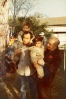 אריה פיאלקוב, עם בנו יהושע פיאלקוב ונכדיו, אלון ואור