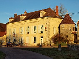 Balai kota di Asnières-sous-Bois