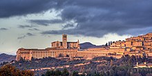 Basilica, as seen from the valley below. Assisi-skyline.jpg