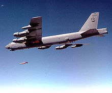 Boeing B-52H beim Testabwurf einer Joint Direct Attack Munition