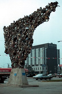 gigantisk skulptur av kasserade föremål