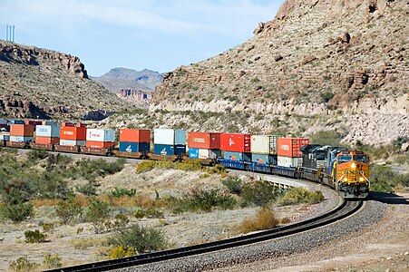 アリゾナ州の列車。20フィート、40フィート、53フィートのコンテナを二重に積み上げた状態