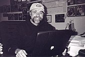 photo noir et blanc de Beau Smith assis devant un ordinateur