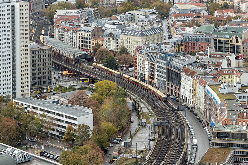 File:Berlin - S-Bahn-Strecke und Bahnhof Hackescher Markt.jpg