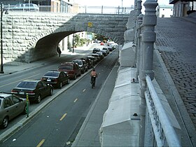 Bilde av sykkelstien i krysset mellom rue Berri (nedenfor) og rue Notre-Dame