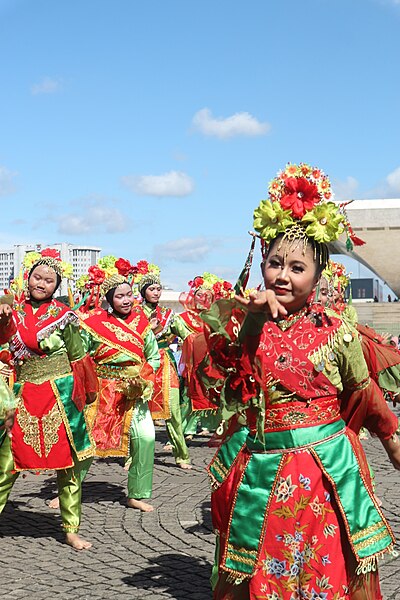 File:Betawi Dancers.jpg