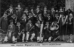 Les Joyeux Bigophonistes de Neuvy-Grandchamp dans les années 1920.