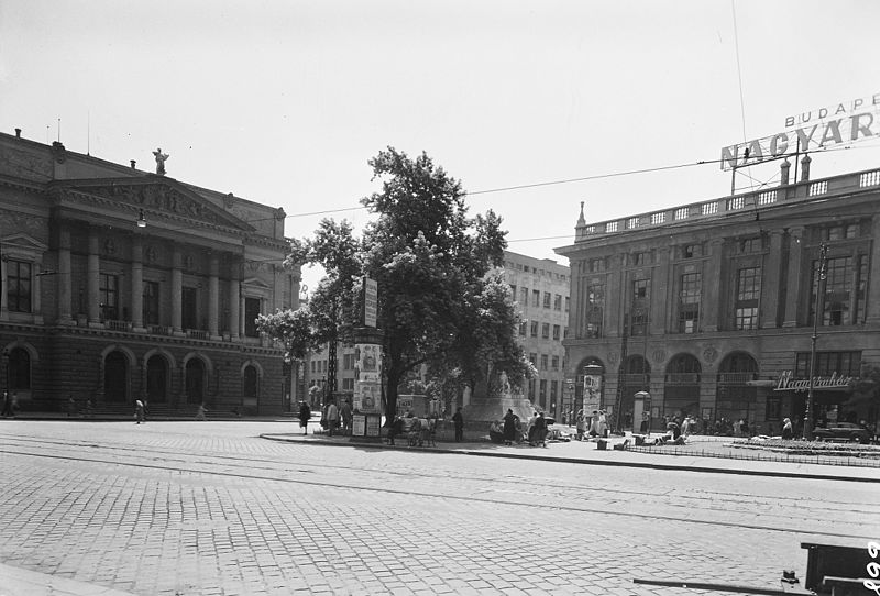 File:Blaha Lujza tér, Corvin Áruház (Budapesti Nagyáruház). Fortepan 937.jpg