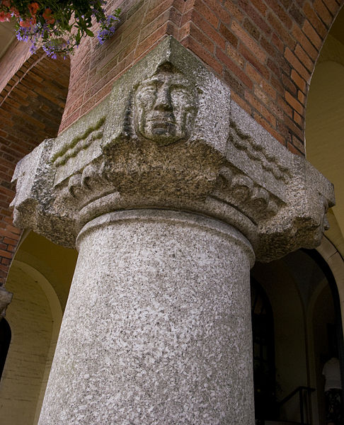 File:Bloye Dudley columns and heads.jpg