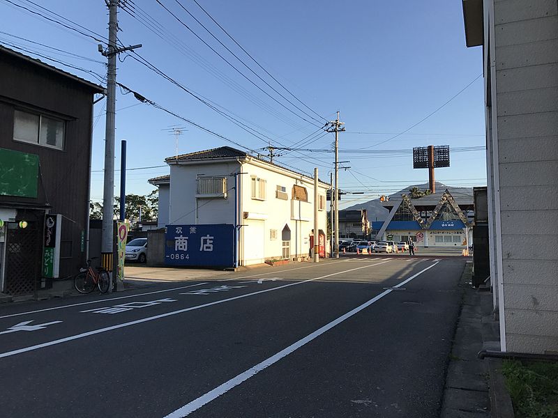 File:Boat Race Wakamatsu in front of Okudokai Station.jpg