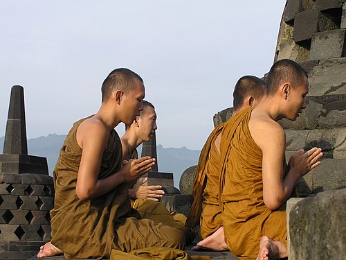 Para bhikkhu sedang berdoa di Candi Borobudur.
