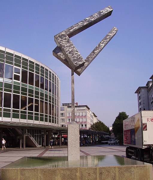 ملف:Brunnen am Berliner Platz in Ludwigshafen.jpg