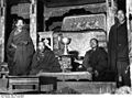 달라이 라마의 승좌 앞에 앉아 있는 승려들. 1938.