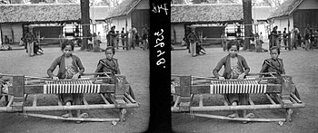 The Tenun
weavers in Yogyakarta, circa 1900 COLLECTIE TROPENMUSEUM Weven van kleden Nanggoelan Djogja TMnr 10014444.jpg