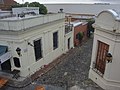 Calle en el Barrio Histórico de Colonia con vista al Río de La Plata.jpg