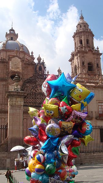 File:Catedral Metropolitana de Morelia con globos.JPG